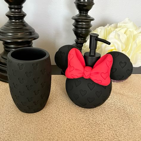 Nwt Disney Minnie Mouse Bathroom Set Make Your Bathroom A Dreams Come True With This Adorable Soap Dispenser & Cup Set! *See My Closet For More Minnie Mouse Set Includes: Rubber Coated Weighted Ceramic Design Is On Front And Back Soap Dispenser/Pump 6.5in H X 6.5in W Hold Approx 10 Oz Of Your Favorite Soap Rinse Cup/Toothbrush Holder 4.5in H X 3in W Price Is Firm Bundle Items For 10% Off & Save On Shipping Smoke|Pet Free Home Check Out My Closet & More Bathroom Accessories Thank So Much For Look Minnie Mouse Accessories, Disney Bathroom Ideas Kids, Disney Bathroom Ideas For Adults, Disney Bathroom Ideas, Disney House Decor, Minnie Mouse Bathroom Decor, Disney Bathroom Decor, Minnie Mouse Bathroom, Minnie Mouse House