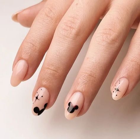 Gel Nail Designs Disney, Disney Nails Minimalist, Simple Disney Nail Art, Disney Nails Short Gel, Subtle Mickey Nails, Disney Themed Nails Acrylic Simple, Cricut Organisation, Disney Mickey Nails, Disney World Nails Simple