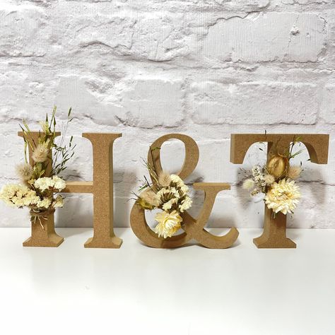 A beautiful floral gift for anyone who loves flowersThis set of 3 dried flower embellished letters contains home grown and dried flowers (seasonally the flowers may change but will always be as delightful as the photoson a 15cm tall MDF wooden letter Choose you 2 letters and thewill be included as standard Flowers include a selection from Lavender Statice Strawflower Bunny tails Sea Holly and any other flowers from my flower field which grow and dry nicely All home grown and dried English flowe Dried Flowers Letter, Diy Boho Wedding Decorations, Wedding Letters Decor, Floral Letters Diy, Flower Letters Diy, Letter Decoration Ideas, Wedding England, Inexpensive Wedding Centerpieces, Art Floral Noel