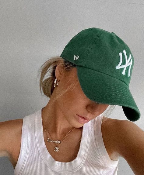 Nyx Hat Outfit, Yankee Hat Aesthetic, New Era Hat Outfit Women, New York Cap Outfit, New Era Cap Outfit Woman, Ny Yankees Hat Outfit, Yankee Hat Outfits Women, Blue Cap Outfit, Yankees Cap Outfit