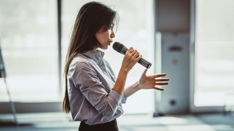 A Brilliant MIT Professor Shared 10 Simple Rules That Will Teach You How to Give a Great Speech | Inc.com Women Speech, Female Manager, Materi Bahasa Inggris, Public Speech, Patrick Wilson, Best Speakers, Business Courses, Public Speaker, Speaking Skills