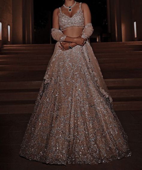 Sweet Sixteen Lehengas, Silver Lengha Bridal, Desi Reception Outfit, Glitter Lengha, Lehenga Sparkly, Modern Lehenga Designs Wedding Ideas, Sparkly Lengha, Prom Lengha, Indian Bride Reception Outfit