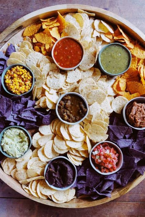 The Reluctant Entertainer embraced the heart of charcuterie and then added some chips and salsa excitement! Salsa Board, Potluck Party Food, Chips Salsa, Thanksgiving Snacks, Potluck Party, Fingerfood Party, Snack Platter, Charcuterie Inspiration, Wine Dinner