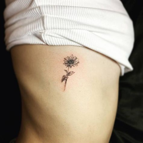 Single needle sunflower tattoo on the rib Flower Tattoo On Ribs, Flowers Sunflowers, Ribcage Tattoo, Sunflower Tattoos, Sunflower Tattoo, Rib Tattoo, Nature Flowers, Little Tattoos, Rib Cage