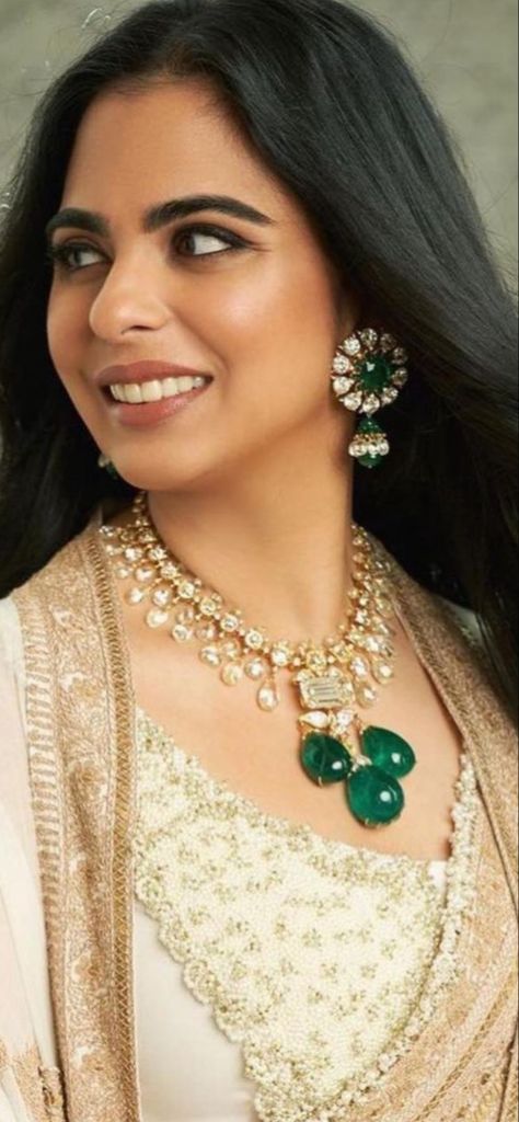 Polki Sets Design Jewellery, Uncut Necklace Designs, Esha Ambani, Polki Jewellery Sabyasachi, Emerald Earrings Indian, Ambani Jewellery, Emerald Necklace Indian, Polki Diamond Jewellery, Emerald Jewelry Necklace