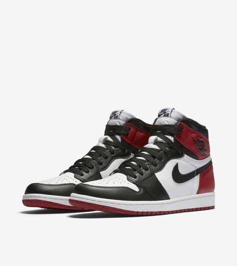 ed519dacc89b2bead3f453b0b05a4a8bdesc48855160ri Jordan 1 Black Toe, All Star Black, Original Air Jordans, Jordan 1 Black, Sneaker Outfits, Sneaker Trend, Dr Shoes, Streetwear Mode, Air Jordan 1 Retro High Og