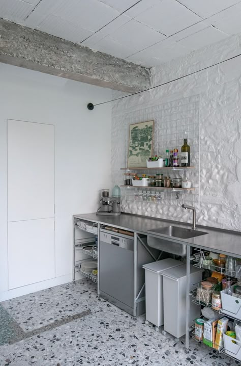 Warehouse Kitchen, 카페 인테리어 디자인, Kitchen Nook, Metal Shelves, Küchen Design, Contemporary Architecture, 인테리어 디자인, Kitchen Interior, Small Kitchen