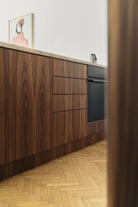 Essence Of The American Walnut – Blog FRØPT Veneer Kitchen Cabinets, Kitchen With Shelves, Kitchen With Open Shelves, Veneer Kitchen, Ikea Metod Kitchen, Open Kitchen Cabinets, Wood Shelving Units, Minimalist Shelves, Old Wooden Doors