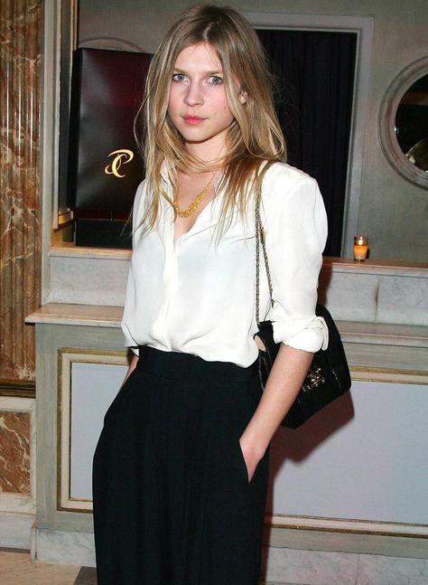 The topic of what bra to wear under a white top has been hotly debated on both sides of the Atlantic. Since every woman has a different take and comfort level, here are all of your options, ranging… Style Chic Parisien, French Style Icons, Style Icons Women, Minimalist Moda, Clemence Poesy, Wide Legged Pants, Style Parisienne, Parisienne Chic, Parisian Chic Style