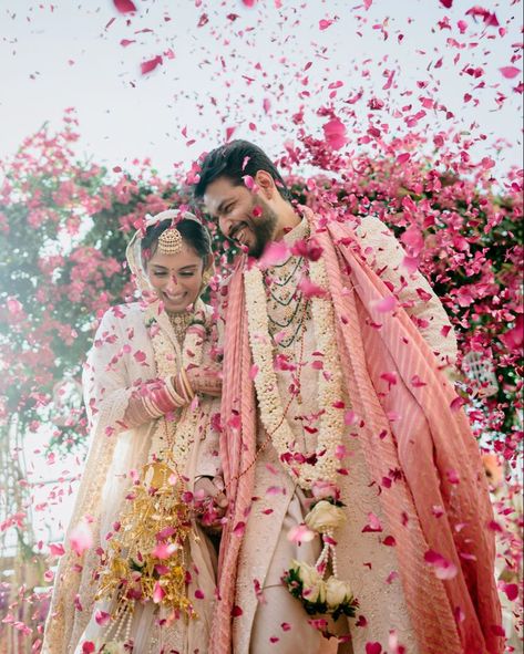 Indian Bridal Family Photos, Per Wedding Photoshoot Ideas, Indian Wedding Ceremony Photography, Stage Couple Poses, Indian Wedding Picture Ideas, Bridal Wedding Photoshoot, Indian Wedding Photos Couple, Wedding Photography Ideas Poses Romantic Photos Couple, Indian Wedding Photography Poses Couples Photo Ideas