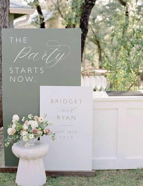 Elegant And Modern Wedding, Outdoor Wedding Bar Decor, Wedding Bar Setup, Party Entrance Decoration, Outdoor Wedding Entrance, Wedding England, Diy Wedding Welcome Sign, Entrance Signs, Mint Photography