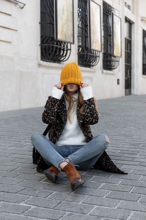 Yellow beanie ! Yellow Beanie Outfit Winter, Mustard Beanie Outfit, Beanie Looks Street Styles, Yellow Beanie Outfit, Yellow Hat Outfit, Beanie Outfit Winter, Carhartt Beanie Outfit, Hat Poses, Yellow Beanie