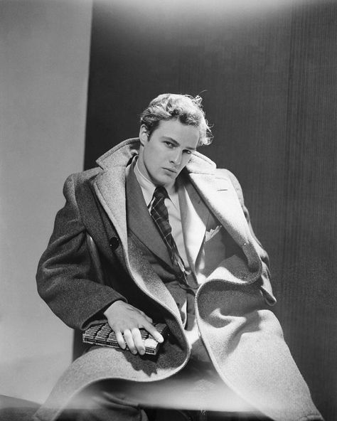 the classics, darling. on Instagram: “Marlon Brando photographed by Cecil Beaton for Vogue magazine, 1947. When Marlon arrived at the studio, Cecil reportedly remarked that he…” Lara Croft Angelina Jolie, Klasik Hollywood, Don Vito Corleone, George Peppard, Blake Edwards, A Streetcar Named Desire, Don Draper, Hollywood Men, Cecil Beaton