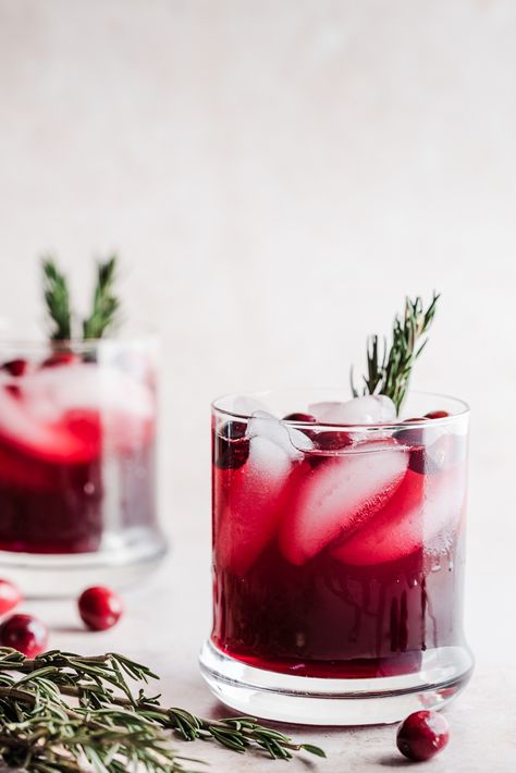 Winter Cranberry Spritz | Winter Cranberry Spritz - a 3-ingredient fizzy spritz recipe featuring rosemary simple syrup, soda water and cranberry juice. Made with or without alcohol, this bubbly beverage makes for a great non-alcoholic drink! | The Crooked Carrot Drinks With Cranberry Simple Syrup, Sugar Cookie Dessert Pizza, Mocktail Cranberry, Texas Thanksgiving, Cranberry Soda, Winter Drinks Alcoholic, Drink Mocktail, Winter Mocktails, Sugar Cookie Desserts