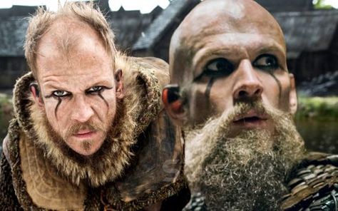 Floki is one of the most popular and peculiar characters from Vikings, and he stands out thanks to his black eye makeup. Here's why he wears it. Viking Renfaire, Viking Eye Makeup, Viking Makeup Men, Floki Vikings, Viking Makeup, Winter Veil, Real Vikings, Loki Costume, Ragnar Lothbrok Vikings