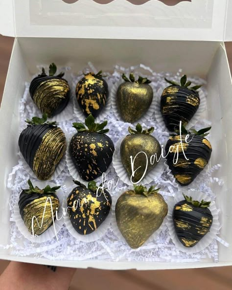 Black And Gold Dessert Ideas, Black And Gold Party Food Ideas, Black And Gold Chocolate Strawberries, Black And Gold Strawberries, Black And Gold Treats, Black Chocolate Covered Strawberries, Gold Party Food, Anniversary Sweets, Making Chocolate Covered Strawberries