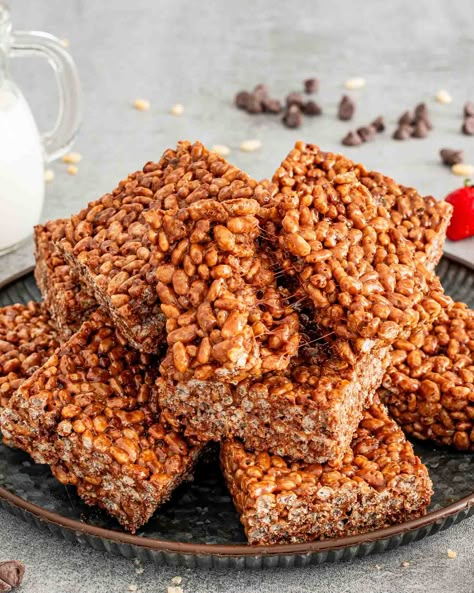 Craving a twist on a classic treat? Dive into these Chocolate Rice Krispie Treats! Marshmallows meet rich chocolate for the ultimate crunchy delight. Perfect for dessert lovers everywhere. 🍫✨ #ChocolateRiceKrispie #DessertIdeas No Bake Chocolate Oatmeal Cookies, Chocolate Rice Krispie Treats, Parfait Desserts, Chocolate Oatmeal Cookies, Picky Eating, Chocolate Oatmeal, No Cook Desserts, Rice Krispie Treats, Cooking Hacks