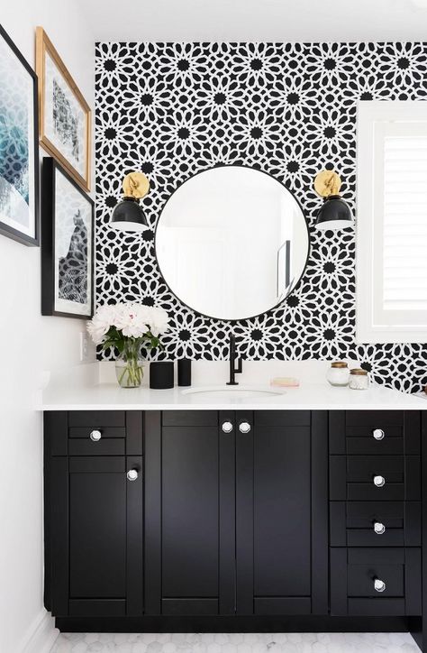 Black and white bathroom with vase of flowers, small gallery wall, round mirror, black and gold wall sconces, and floral wallpaper Small Gallery, Black White Bathrooms, Black And White Bathroom, Bad Inspiration, White Interior Design, Decor Baie, Gold Wall, Black And White Wallpaper, Bathroom Wallpaper