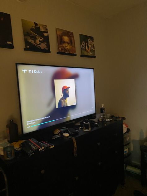 Sonder Son by Brent Faiyaz playing on Tidal on television in college apartment Men Apartment Ideas, Sonder Son, College Apartment Bedroom, College Bedroom Apartment, Brent Faiyaz, Men Apartment, Apartment Bedroom, Big 5, College Apartment