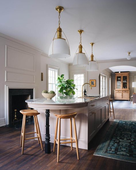 A Classic 1930s Home in Grand Rapids Designed by Jean Stoffer 14 Jean Stoffer Design, Combining Colors, Jean Stoffer, Dreamy Kitchens, Sean Anderson, Kitchen Inspiration Design, Flipping Houses, Old Kitchen, Beautiful Space