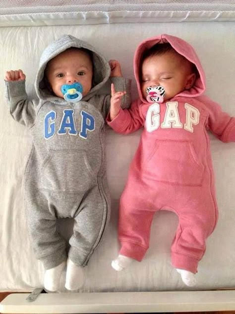 Baby Feber, Twin Baby Clothes, Kids Outwear, Twin Baby Boys, Unisex Baby Names, Wallpaper Iphone Lucu, Baby Mode, Boy Girl Twins