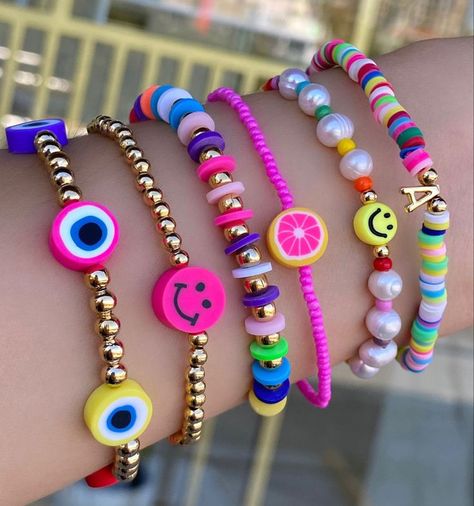 Pulseritas 💖 | Hacer pulseras bisuteria, Pulseras de joyería, Accesorios para hacer joyas Preppy Bracelets, Homemade Bracelets, Preppy Jewelry, Clay Bracelet, Beaded Necklace Diy, Diy Bracelets Patterns, Diy Bracelet Designs, Beads Bracelet Design, Beaded Jewelry Designs