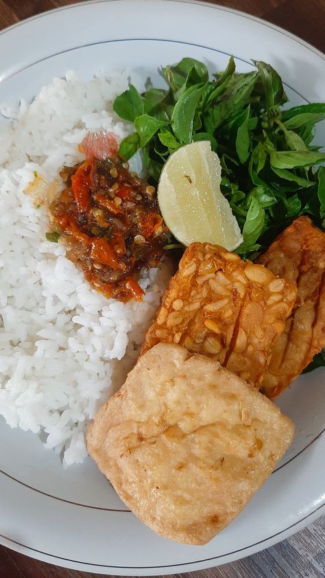 Nasi, Tahu, Tempe, Lalap, Sambal Bawang, plus jeruk nipis biar segerrr....😍 Sambal Bawang, Tahu Tempe, Foto Studio, Makanan Diet, Snap Food, Indonesian Food, Studio Lighting, Food Obsession, Led Display