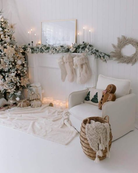 Photography Studio Exterior, Small Home Studio Photography, White Studio Christmas Photos, Home Studio Photography Ideas, Christmas Studio Photoshoot, Photoshoot Setup, How To Decorate For Christmas, Christmas Mini Shoot, Diy Christmas Backdrop