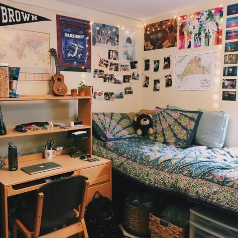 Pretty Dorm Room, Guy Dorm Rooms, Dorm Room Organization Diy, Boys Dorm Room, Mens Room Decor, Zimmer Diy, Dorm Sweet Dorm, Dorm Room Hacks, College Bedroom