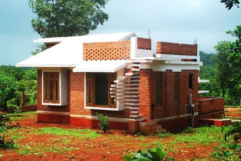 Nirmitee Architects - Mangesh Jadhav -Pali bungalow (3) Maharashtrian House, Laterite Stone House, Laterite Stone, Kerala Traditional House, Small Home Design, Brick House Designs, National Institute Of Design, Kerala House, House Planning