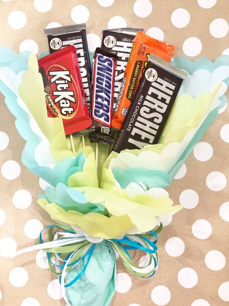 Candy Vase Bouquet, Candy Bar Bouquet Diy How To Make, Candy Bar Bouquet Diy, Candy Bouquet Ideas, Graduation Candy Bouquet, Candy Bar Gifts, Candy Bar Bouquet, Diy Candy Bar, Gift Card Bouquet