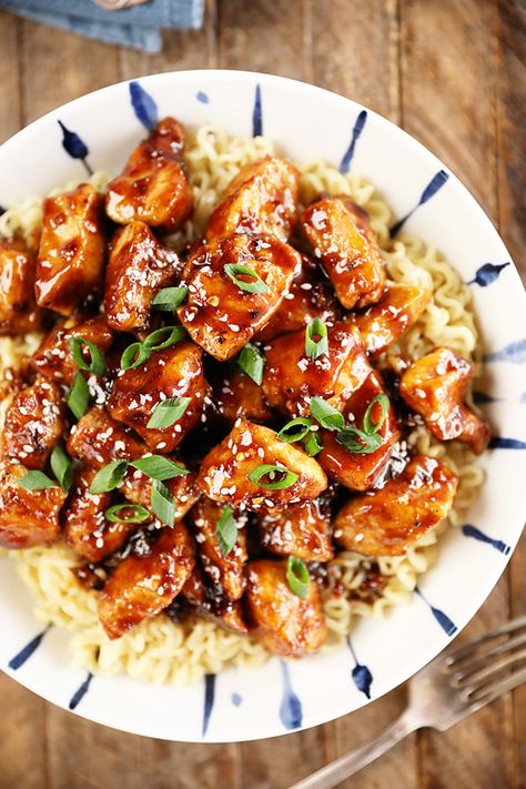 This recipe for General Tso's Chicken makes the Chinese takeout classic easy to make at home. The thick, rich, sweet, and savory sauce if perfect over the crispy chicken and ramen noodles. General Tao Chicken, Easy General Tso Chicken, General Tso Sauce, Easy Sesame Chicken, Crispy Chicken Breast, General Tso's Chicken, Tso Chicken, Sesame Chicken Recipe, Chicken Noodles