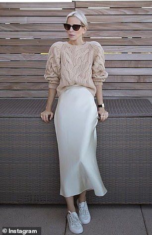 People SHOCKED to discover how influencers tuck sweaters into skirts White Satin Skirt Outfit, White Satin Skirt, Silk Skirt Outfit, Satin Skirt Outfit, White Skirt Outfits, Rok Outfit, Mode Instagram, Winter Skirt Outfit, Chique Outfits