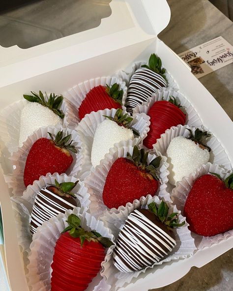 Valentines Gift For Boyfriend Chocolate Covered Strawberries, Red White And Gold Chocolate Covered Strawberries, I Love You Chocolate Strawberries, Chocolate Covered Strawberries Sprinkles, Decorative Chocolate Covered Strawberries, Black And White Chocolate Strawberries, Chocolate Strawberry Business, Strawberries Decorations Ideas, Red Strawberries Chocolate