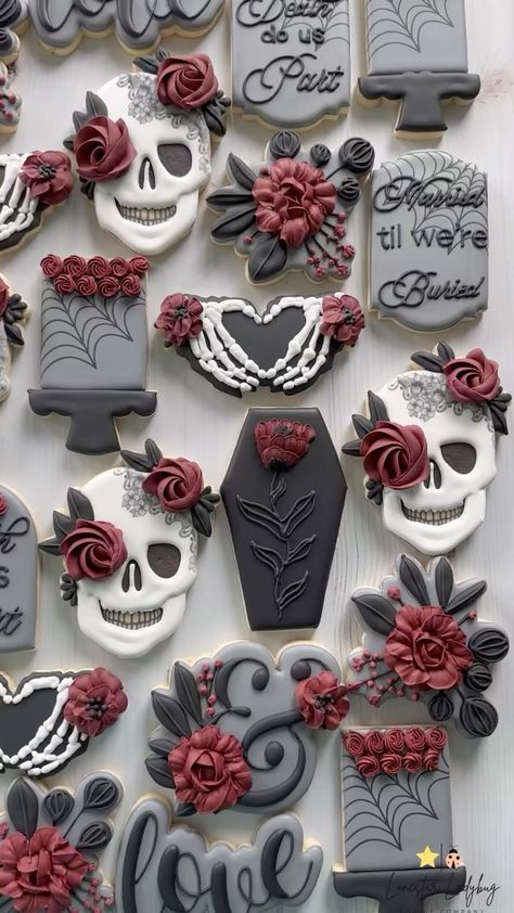 Gothic Wedding Food Ideas, Goth Cupcakes Wedding, Skull Bridal Shower Ideas, Gothic Wedding Desserts, Gothic Wedding Dessert Table, Goth Wedding Cookies, Halloween Wedding Dessert Table, Halloween Wedding Desserts, Halloween Cookie Bouquet