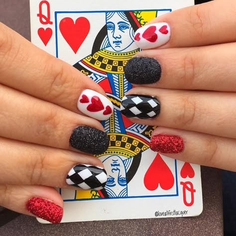 Queen of heart nails. Red and black glitter, checkered nails and hand drawn hearts. Queen Of Hearts Nail Ideas, Red Queen Nails, Queen Of Hearts Nail Art, Queen Nails Designs, Queen Of Hearts Nails Designs, Disney Villain Nails, Queen Of Hearts Nails, Nails Red Heart, Trendy Nails Red