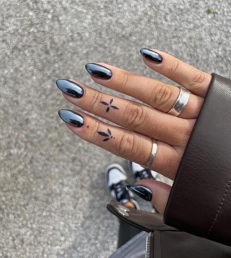 Black Chrome & new finger tatts ✨🖤 @lucypastorellitools_ @the_gelbottle_inc @opinailsuk @opi #nails #manicure #newnails #autumnnails… | Instagram Black Chrome Acrylic Nails, Black Nails With White Chrome, Cool Nail Inspo Spring, Short Black Chrome Nails, Black Chrome Acrylic Nails Coffin, Black Chrome Nails Almond, Nails Black Chrome, Black Nails Chrome, Chrome Black Nails