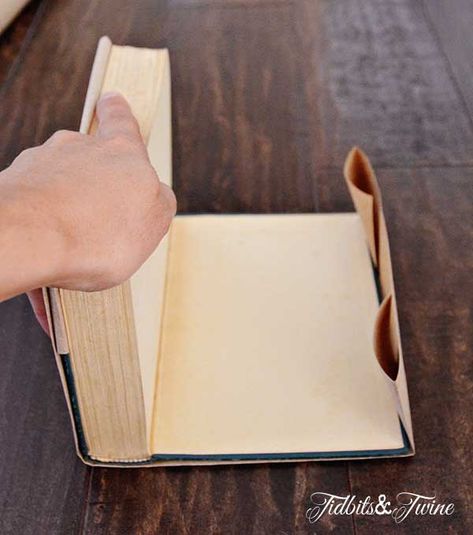 How To Wrap A Book Cover, Cricut Book Cover Ideas, Covering Books With Paper, Decorated Books, Styling Books, Diy Old Books, Paper Book Covers, Covered Books, Envelope Book