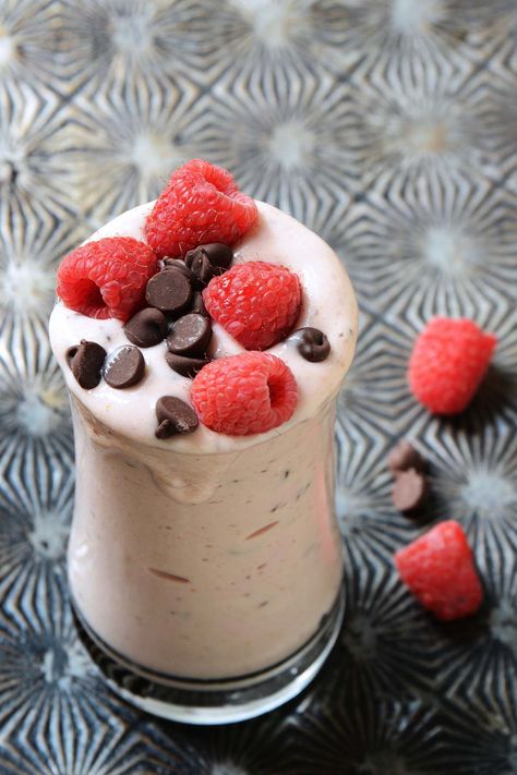 Cottage Cheese Smoothie Recipes, Cheesecake Milkshake, Cottage Cheese Smoothie, Cottage Cheese Desserts, Flavored Waters, Cheesecake Smoothie, Chocolate Raspberry Cheesecake, Healthy Cheesecake, Banana Drinks