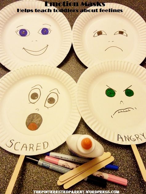 Emotions paper plate cards can be made by toddlers can  later be discussed in grouptime. By exploring the different emotions of these plates can help the toddler identify their facial expression with the way they are feeling on the inside. Love this for emotion development and social development, it is important for toddlers learn empathy for others emotions. Aktiviti Tadika, Teaching Emotions, Emotions Preschool, Feelings Activities, Emotions Activities, Social Emotional Activities, Social Emotional Development, Teaching Toddlers, Paper Plate Crafts