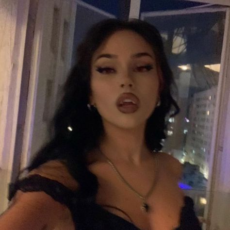 MAGGIE LINDEMANN on Instagram: "happy october 🧡 somethings coming …." Vampire Makeup Halloween, Spiegel Selfie, Vampire Halloween Costume, Vampire Costumes, Vampire Makeup, Hot Halloween Outfits, Halloween Coustumes, Halloween Tattoo, Trendy Halloween Costumes