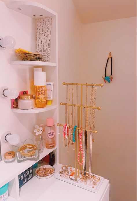 Preppy Room Accessories, Beachy College Dorm Room Ideas, Preppy Bedroom Dresser, Dorm Room Mirror Ideas, Preppy Room Decor Vanity, Dorm Room Vanity Ideas, Vanity Ideas Bedroom Preppy, Preppy Shelf Ideas, College Dorm Bathroom Ideas Decor