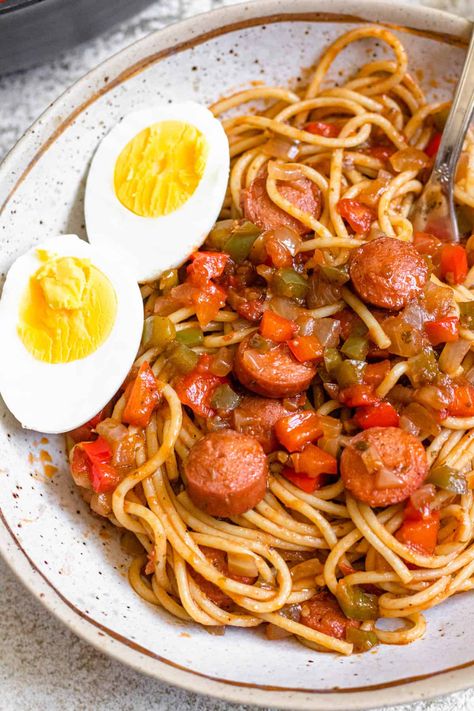 Haitian Spaghetti is a flavorful pasta dish made with tomato sauce, diced veggies and chopped hot dogs. Haitian Spaghetti Recipe, Haitian Spaghetti, Haitian Food Recipes, Spaghetti Recipe, Tasty Recipes Videos, Healthy Food Dishes, Healthy Homemade Recipes, Spaghetti Recipes, Food Recepie