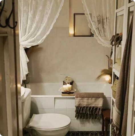 Cottagecore Bathroom Decor, Southern Gothic Home Decor, Small Cozy Bathroom, Cortinas Country, Small Bathroom Decor Ideas, Magic Home, Social Medi, Bathroom Decor Ideas, Apartment Decor Inspiration