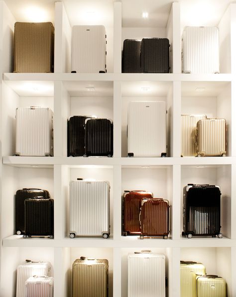 Suitcase Storage Ideas, Luggage Closet, Luggage Display, Backpack Display, Mochila Chanel, Rimowa Luggage, Rooftop Restaurant Design, Shoe Store Design, Suitcase Storage