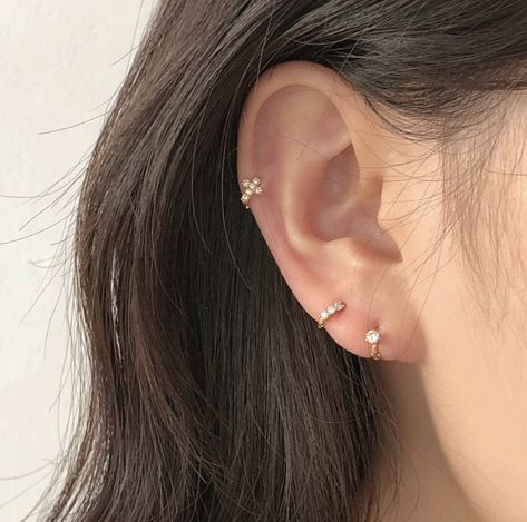 Beautiful Ear Piercings, Minimalistic Piercings, Pearcing Ear Earrings, Ear Pearcing Ideas, Piercing Ideas Minimalist, Ear Piercings Styles, Ear Piercing Ideas Minimalist, 3 Piercing Ear Ideas, Ear Piercings 3