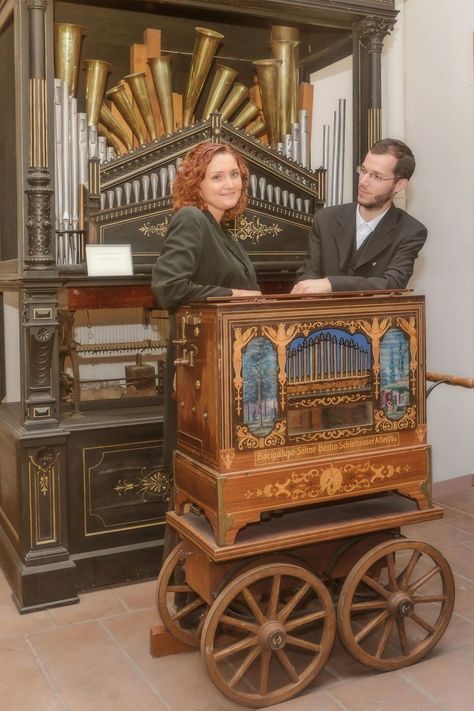 Street Organ, Medieval Instruments, Gifts Brother, Automata Mechanical, Organ Grinder, Music Cabinet, Antique Music Box, Old Musical Instruments, Usmc Quotes