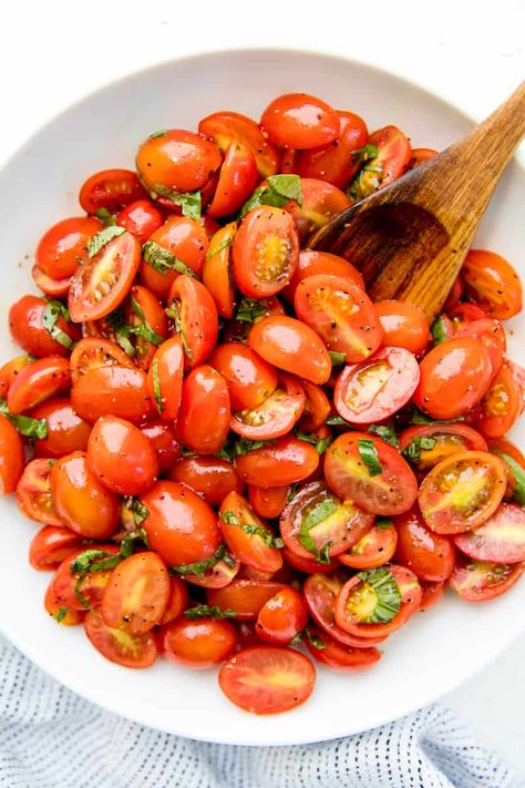 Healthy Balsamic Tomato Salad https://thestayathomechef.com/healthy-balsamic-tomato-salad/ Grape Tomato Salad, Tomato Salad Dressing, Balsamic Vinegar Dressing, Salad With Balsamic Dressing, Cherry Tomato Salad, Potluck Side Dishes, Tomato Salad Recipes, Vinegar Dressing, Grape Salad