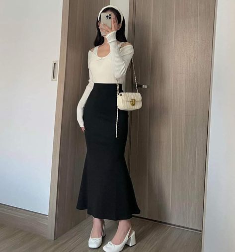 Mermaid Skirt Outfit Ideas, Black Mermaid Skirt Outfit, Mermaid Skirt Outfit Casual, Mermaid Skirt Outfit, Long Skirt Outfits Korean, Black Long Skirt Outfit, Elegant Skirt Outfits, Long Black Pencil Skirt, Girls Long Skirts