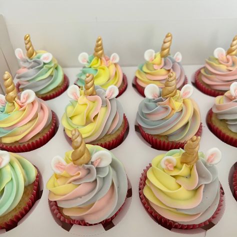 Unicorn Birthday Party Cake, Birthday Autumn, Cake Push Pops, Pastel Cupcakes, Unicorn Themed Birthday Party, Rainbow Birthday Cake, Cake Strawberry, Kid Cupcakes, Unicorn Cookies